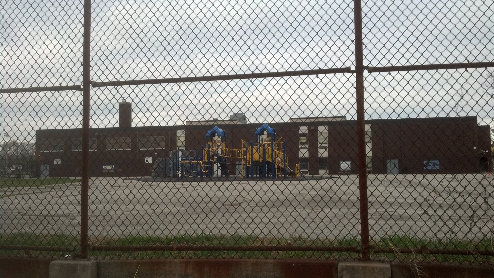 Closed-Off School Playground in Philidelphia (Michael Froehlich, zoraplays.com)