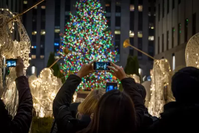 To Help Holiday Crowds, New York to Close Streets Near Rockefeller