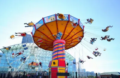 Large spinning swing ride at Chicago's Navy Pier.